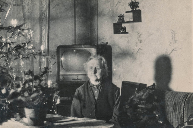Elderly woman sits alone for Christmas by simpleinsomnia, Flickr Creative Commons