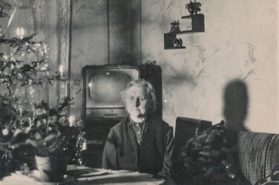 Elderly woman sits alone for Christmas by simpleinsomnia, Flickr Creative Commons